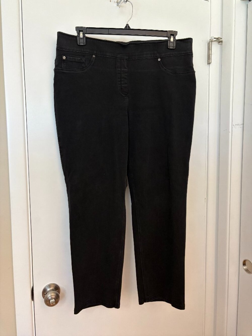 Slim Factor black denim pull on slim-straight leg sz XL short